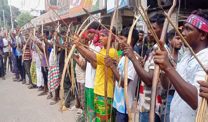 তীর-ধনুক হাতে নিয়ে ৯ দফা দাবিতে রাস্তায় ক্ষুদ্র-নৃগোষ্ঠী