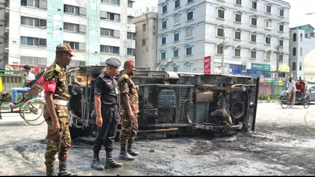 রাজধানীর মিরপুরে পোশাক শ্রমিকদের বিক্ষোভ, এবার সেনাবাহিনী ও পুলিশের গাড়িতে আগুন