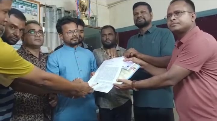 বুড়িমারীতে অবৈধভাবে চাঁদা উত্তোলনের প্রতিবাদে উপজেলা নির্বাহী অফিসারকে স্মারক লিপি প্রদান