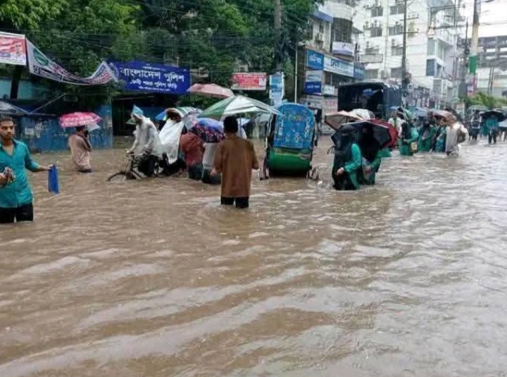 ফেনীতে টানা বৃষ্টিতে জলাবদ্ধতা, জনদুর্ভোগ চরমে।
