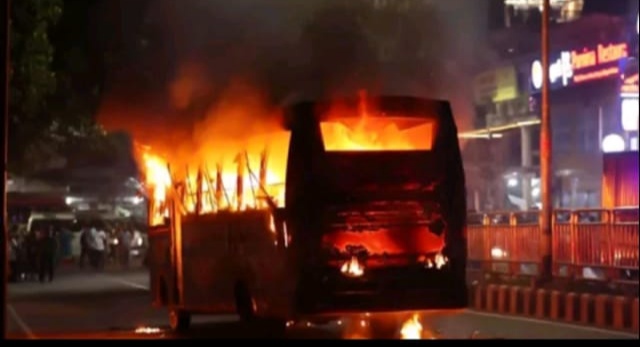 রাজধানীর মিরপুর পল্লবীতে পার্কিং করে রাখা একটি যাত্রীবাহী বাসে দুর্বৃত্তদের অগ্নিসংযোগ।