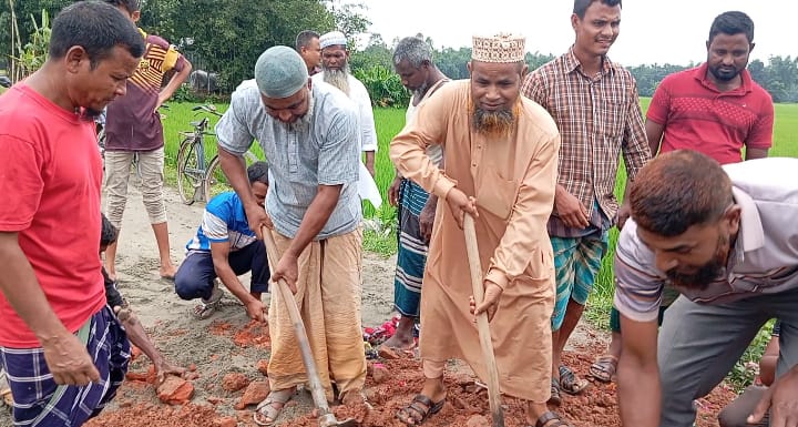 জগতবেড়ে বাংলাদেশ জামায়াতে ইসলামী দলের নিজ অর্থায়নে ইট বালু দিয়ে রাস্তা সংস্কার কাজ করে।