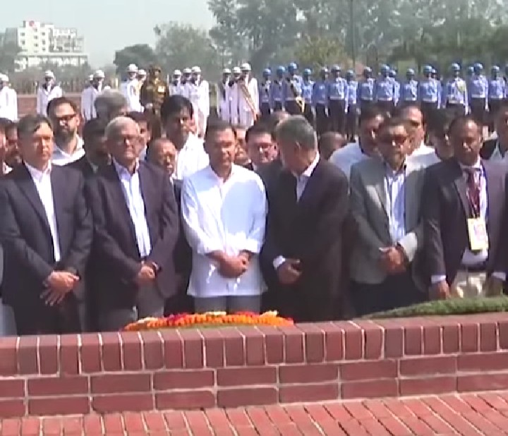 জাতীয় স্মৃতিসৌধে ফুল দিয়ে শ্রদ্ধা নিবেদন।