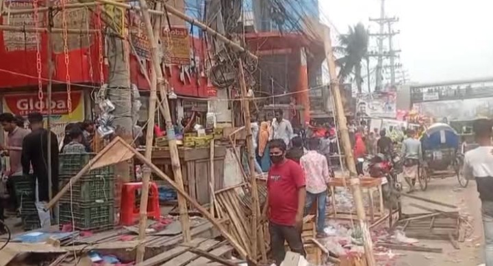 ঈদকে সামনে রেখে সাভার বাজার বাসস্ট্যান্ডে অবৈধ হকার উচ্ছেদে অভিযান।