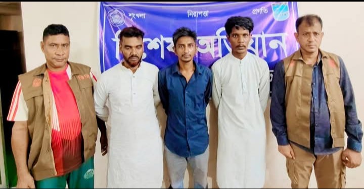 সাভার নিউ মার্কেট এলাকা থেকে ৩ ছিনতাইকারী আটক।