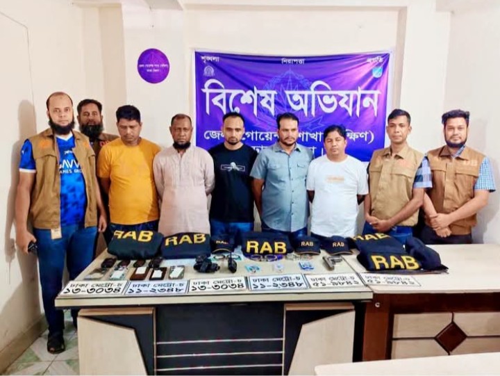 ভুয়া র‍্যাব পরিচয়ে ডাকাতির প্রস্তুতি: আশুলিয়ায় ৫ জন গ্রেপ্তার, উদ্ধার ভুয়া আইডি-ভেস্ট ও মাইক্রোবাস।
