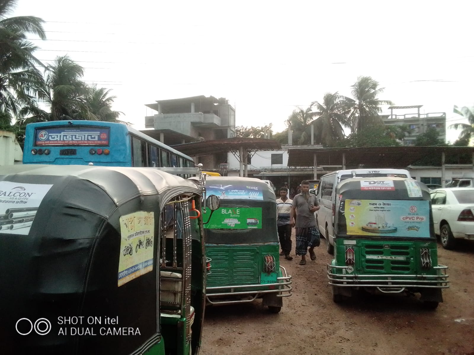 সাভারে তীব্র গ্যাস সংকট, ঘণ্টার পর ঘণ্টা লাইনে অপেক্ষা চালকদের।