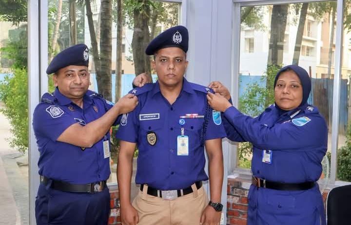 ঢাকা জেলা পুলিশের পদোন্নতিপ্রাপ্ত কর্মকর্তাদের র‍্যাংক ব্যাচ পরিধান।